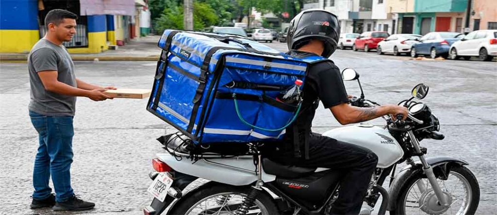 Mochila térmica para reparto y repartidor de comida