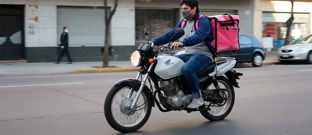 Repartidor en moto con la mochila térmica sin estructura F-75 rosa en la espalda