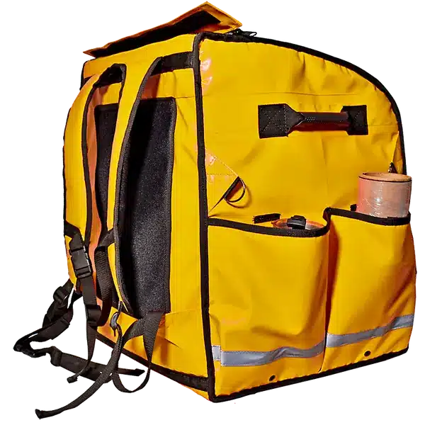 Mochila térmica NAMU amarilla vista de lado, con tirantes y hebillas, asa, bolsas laterales y cintas reflejantes