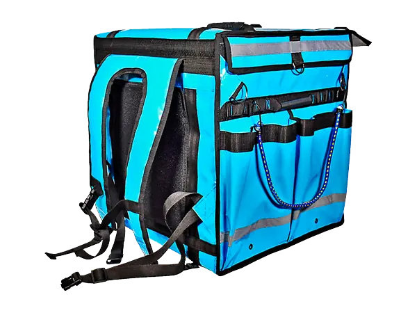 Mochila térmica APACHE azul cielo vista por la espalda, con tirantes negros