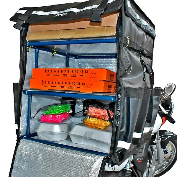 Mochila térmica L21 abierta con estructura tubular azul, dos cajas de pizza arriba y charolas de comida abajo, junto a una moto