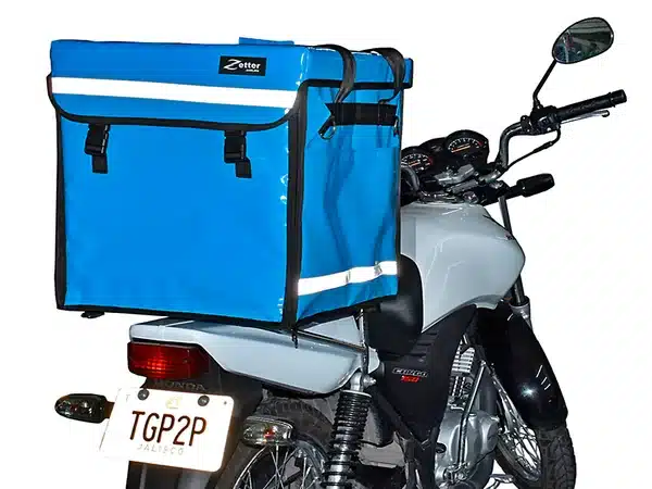 Mochila térmica F-75 azul cielo cerrada, en la parrilla de una moto