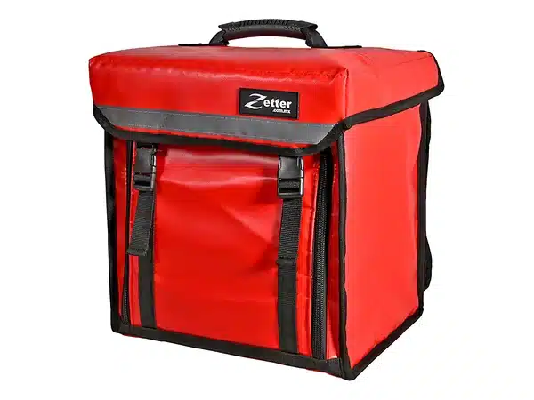 Mochila térmica JUNIOR roja cerrada, de frente, con cinta reflejante y hebillas